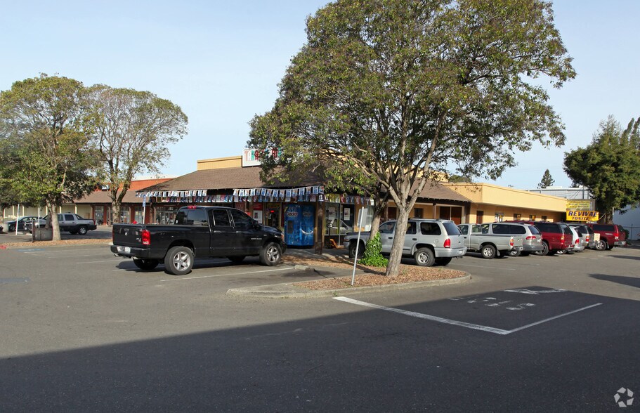 625 Sebastopol Rd, Santa Rosa, CA à louer - Photo de l’immeuble – Image 3 sur 8