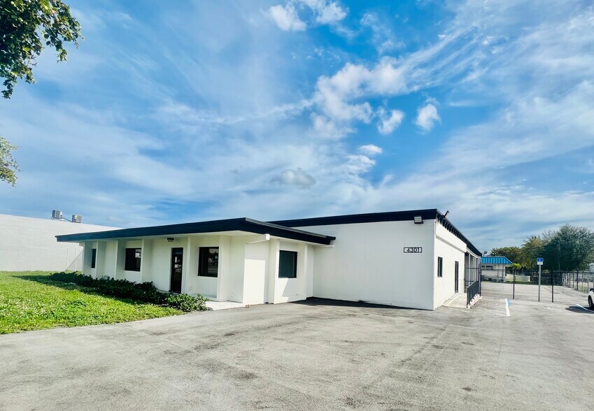 4301 NW 72nd Ave, Miami, FL à louer - Photo de l’immeuble – Image 3 sur 16