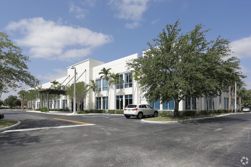 2010 NW 150th Ave, Pembroke Pines, FL à louer - Photo de l’immeuble – Image 3 sur 8