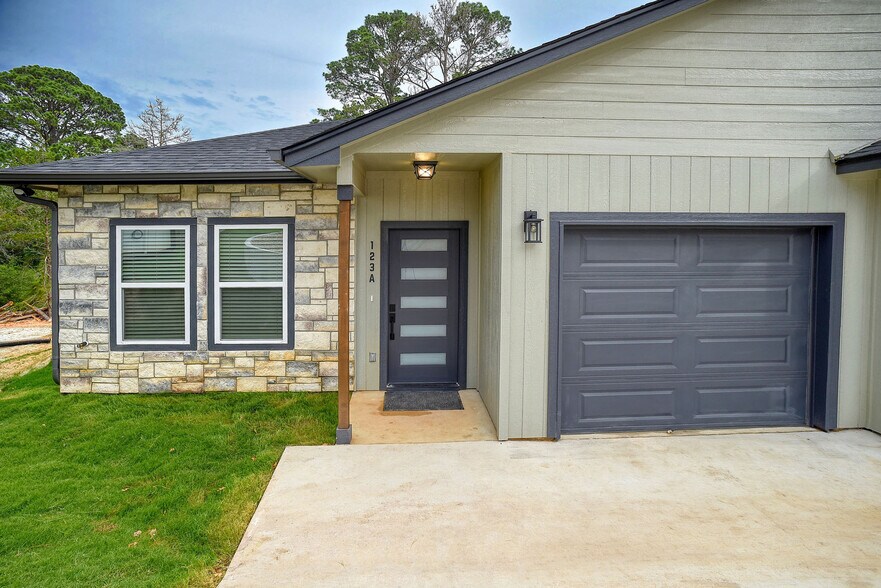 123 Kanaio Dr, Bastrop, TX à vendre - Photo de l’immeuble – Image 2 sur 40
