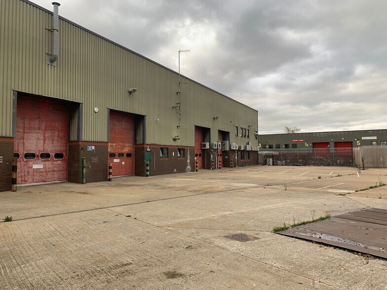 8­-9 Lismirrane Industrial Park, Elstree Road, Elstree à louer - Photo de l’immeuble – Image 2 sur 6