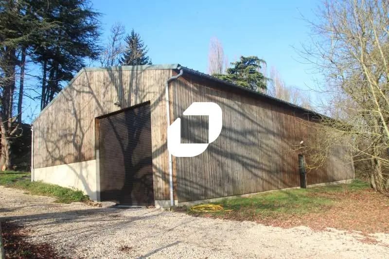 Local d'activités dans Berneuil-en-Bray à vendre - Photo de l’immeuble – Image 1 sur 17