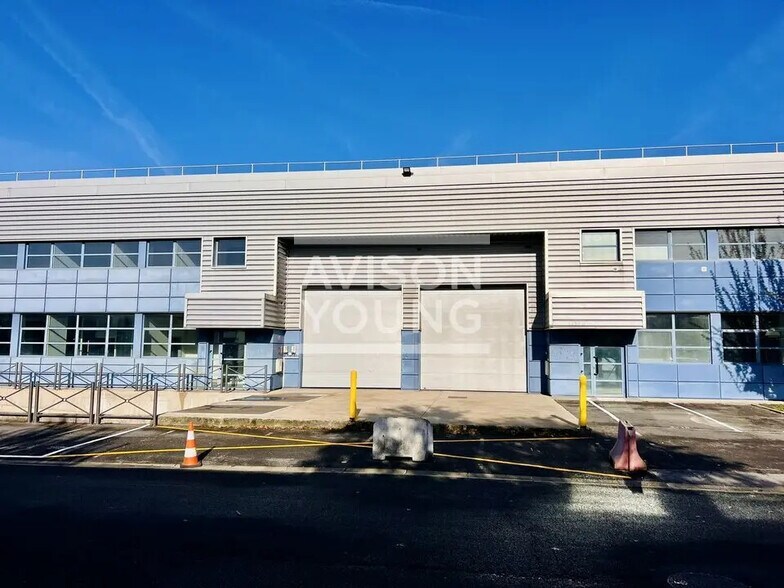 Local d’activités dans La Courneuve à louer - Photo de l’immeuble – Image 2 sur 6