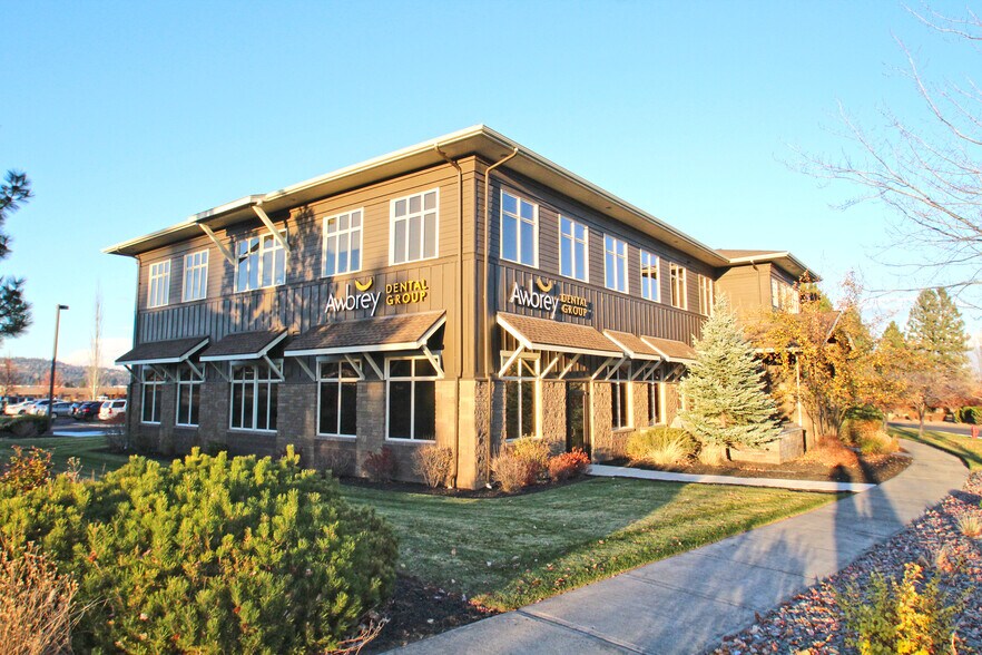 965 SW Emkay Dr, Bend, OR à louer - Photo de l’immeuble – Image 2 sur 10
