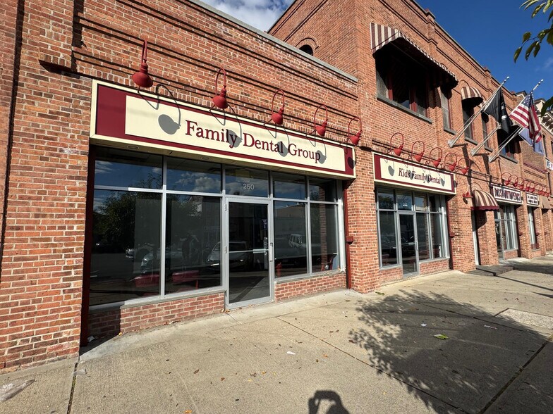 244 Broadway, Newburgh, NY à louer - Photo de l’immeuble – Image 1 sur 29