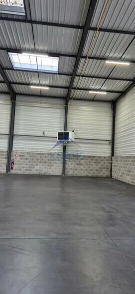 Local d’activités dans Saint-Priest à louer - Photo de l’immeuble – Image 3 sur 7