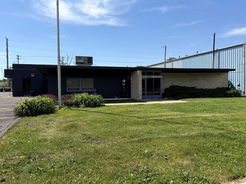 2250 Pennsylvania Ave, Madison, WI à vendre - Photo de l’immeuble – Image 1 sur 15