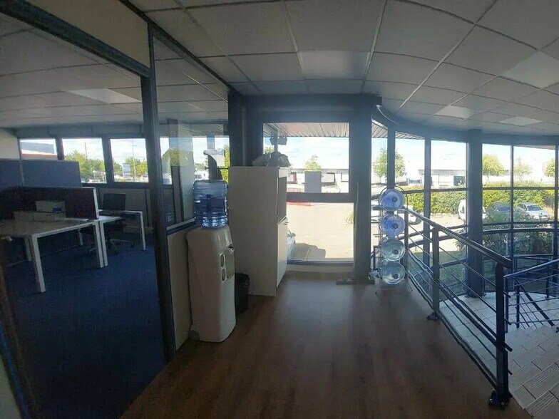 Local d’activités dans Mions à louer - Photo de l’immeuble – Image 3 sur 4