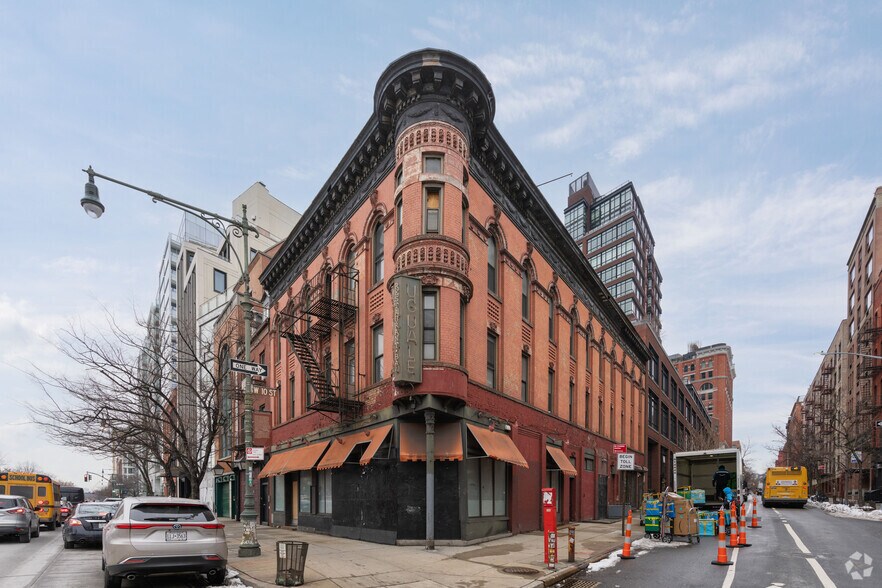 305 W 10th St, New York, NY à louer - Photo de l’immeuble – Image 2 sur 6