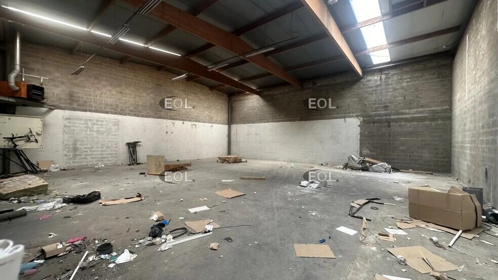 Local d’activités dans Émerainville à louer - Photo de l’immeuble – Image 3 sur 16