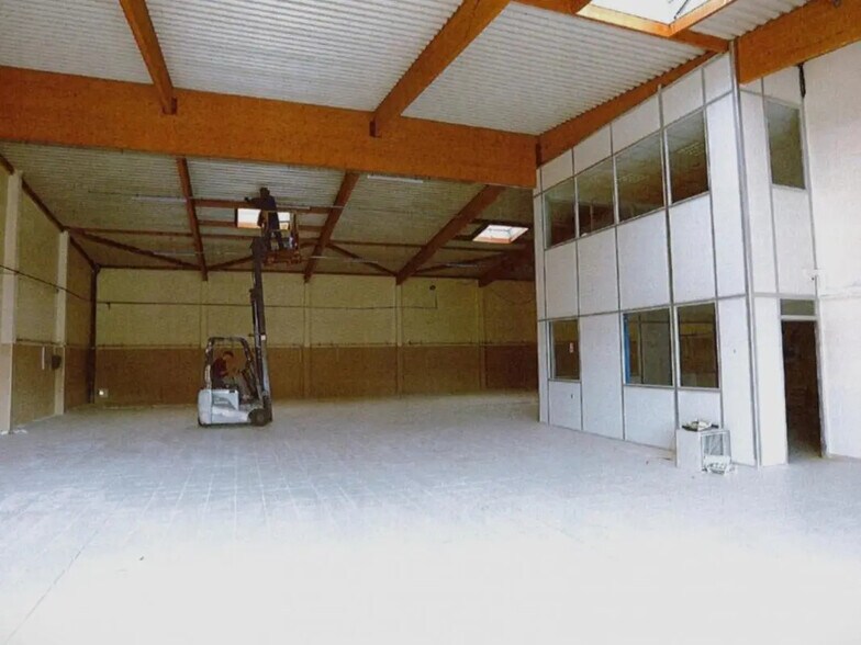 Bureau dans Décines-Charpieu à louer - Photo de l’immeuble – Image 2 sur 6