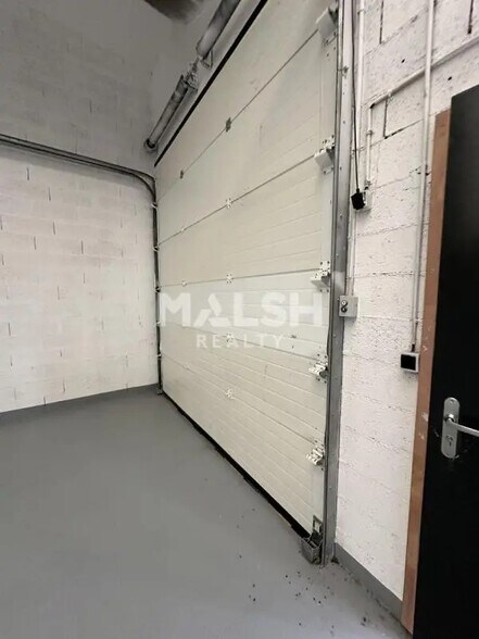 Local d’activités dans Saint-Priest à louer - Photo intérieure – Image 2 sur 5