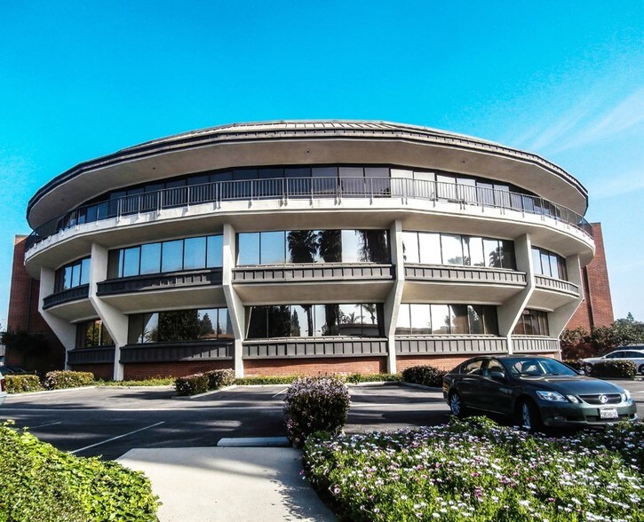 540 N Golden Circle Dr, Santa Ana, CA à louer - Photo de l’immeuble – Image 3 sur 13