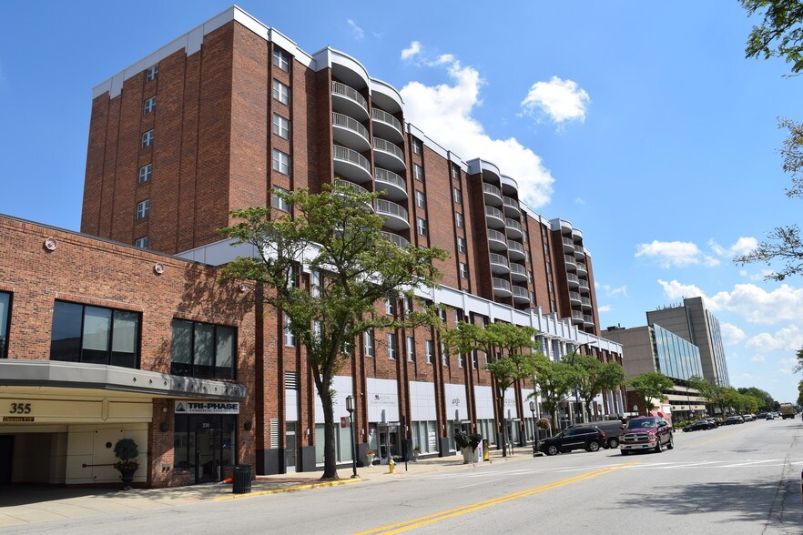 401-411 S Old Woodward Ave, Birmingham, MI à louer - Photo de l’immeuble – Image 2 sur 26