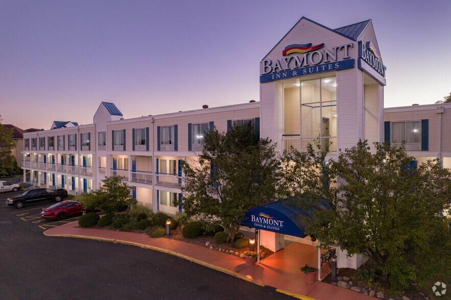 2002 W War Memorial Dr, Peoria, IL à vendre - Photo principale – Image 1 sur 19