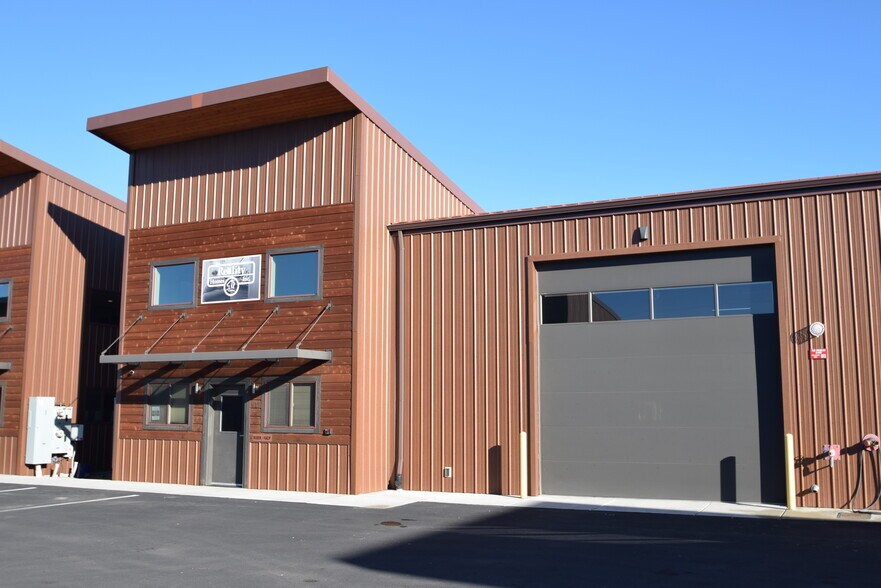 611 NE Jackpine Ct, Redmond, OR à louer - Photo de l’immeuble – Image 3 sur 20