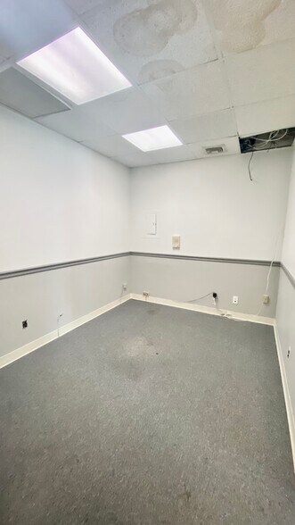 217 Merrick Rd, Amityville, NY à louer - Photo intérieure – Image 2 sur 17