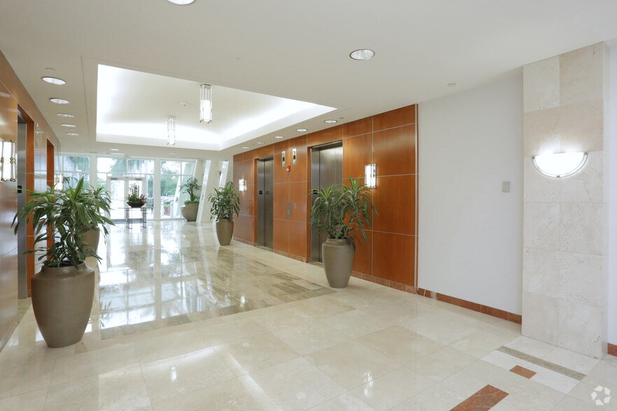 2400 N Commerce Pky, Weston, FL à louer - Hall d’entrée – Image 3 sur 11