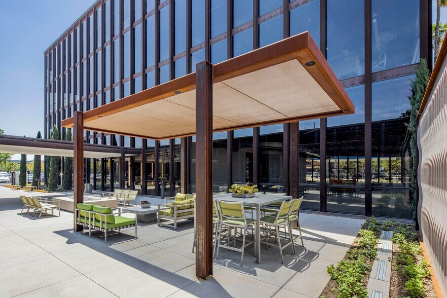 18600 MacArthur Blvd, Irvine, CA à louer - Photo de l’immeuble – Image 3 sur 9