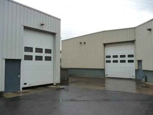 Local d’activités dans Saint-Étienne-du-Rouvray à louer - Photo de l’immeuble – Image 1 sur 8