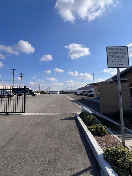 12122 Woodruff Ave, Downey, CA à louer - Photo de l’immeuble – Image 3 sur 11