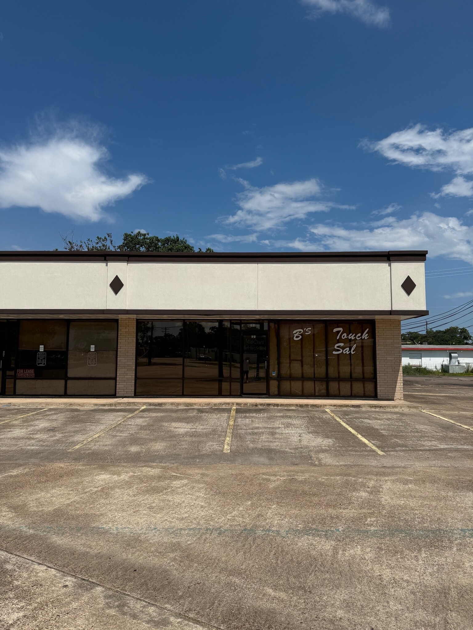 716 W Plantation Dr, Clute, TX à louer Photo de l’immeuble– Image 1 sur 1