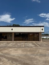 716 W Plantation Dr, Clute, TX à louer Photo de l’immeuble– Image 1 sur 1