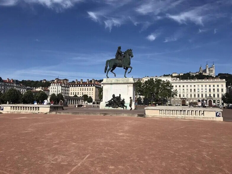 Bureau dans Lyon à louer - Photo de l’immeuble – Image 2 sur 5