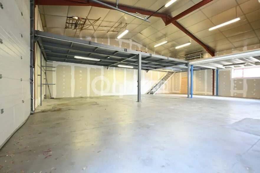 Local d'activités dans Charly à vendre - Photo de l’immeuble – Image 1 sur 12