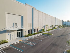 12200 NW 25th St, Miami, FL à louer Photo intérieure– Image 2 sur 6