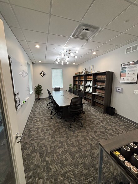 1750 Leonard St NE, Grand Rapids, MI à vendre - Photo de l’immeuble – Image 2 sur 11