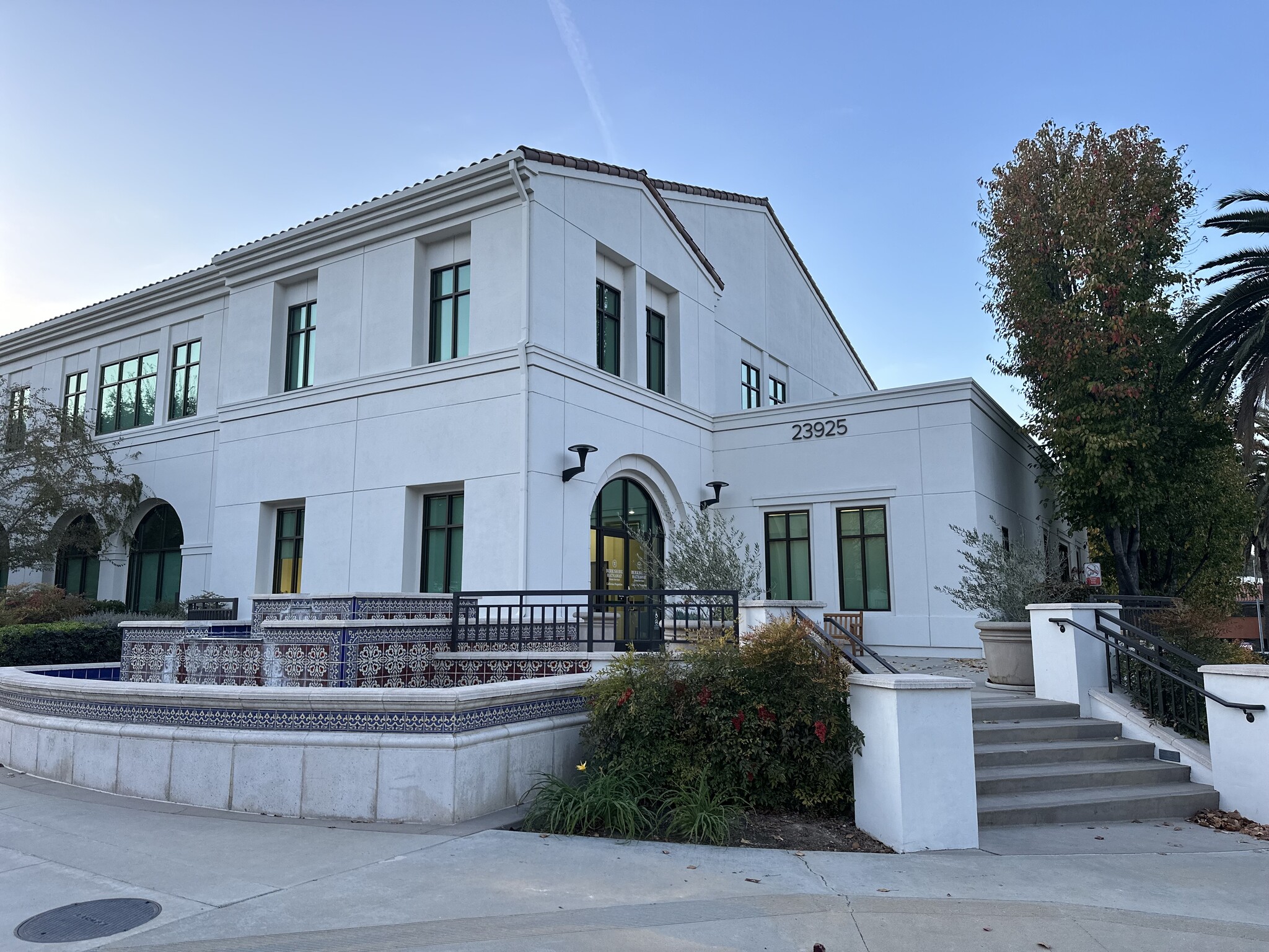 23925 Park Sorrento, Calabasas, CA à louer Photo de l’immeuble– Image 1 sur 5