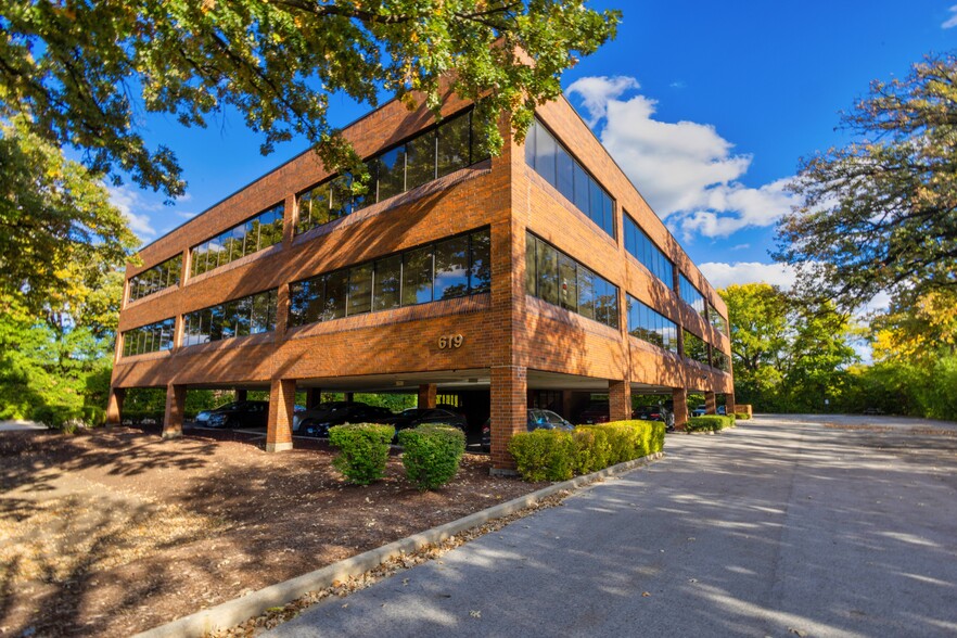 619 Enterprise Dr, Oak Brook, IL à louer - Photo de l’immeuble – Image 1 sur 18