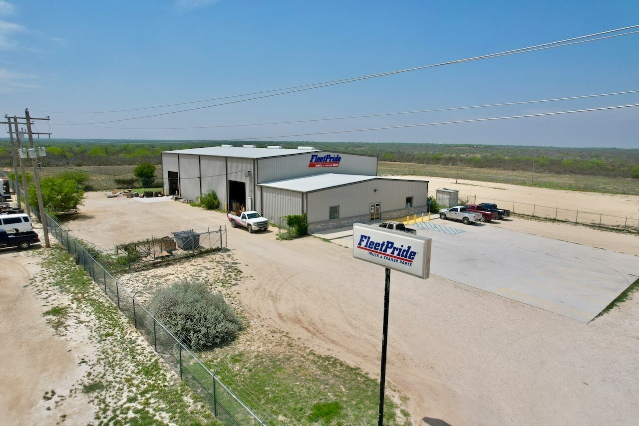 3509 Highway 277, Carrizo Springs, TX à vendre Photo de l’immeuble– Image 1 sur 13