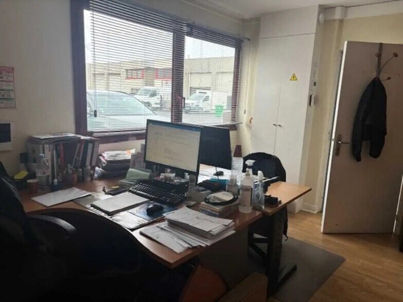 Local d’activités dans Roissy-en-Brie à louer - Photo de l’immeuble – Image 3 sur 4