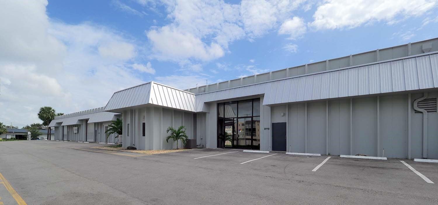 2696 NW 31st Ave, Lauderdale Lakes, FL à louer Photo de l’immeuble– Image 1 sur 2