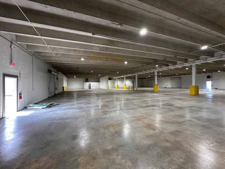 6599 NW 74th Ave, Miami, FL à louer - Photo intérieure – Image 3 sur 18