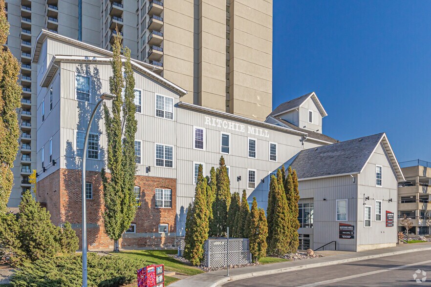 10171 Saskatchewan Dr, Edmonton, AB à louer - Photo principale – Image 1 sur 16