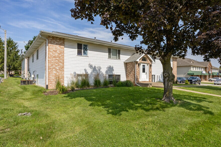 115 Sugar Creek Ln, North Liberty, IA à vendre - Photo de l’immeuble – Image 2 sur 6