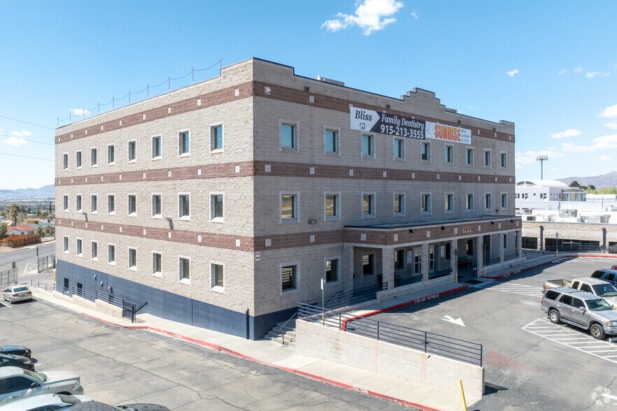 7878 E Gateway Blvd, El Paso, TX à vendre - Photo de l’immeuble – Image 3 sur 13