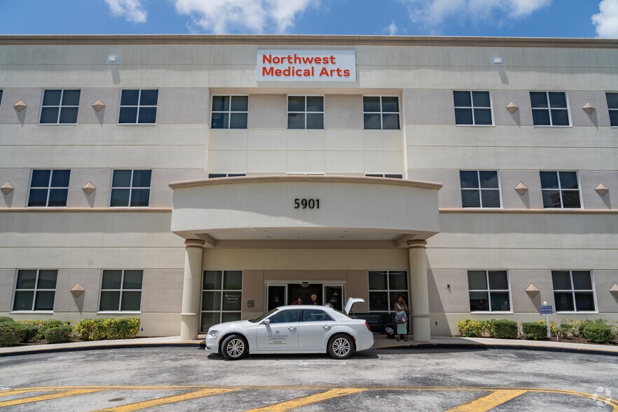 5901 Colonial Dr, Margate, FL à louer - Photo de l’immeuble – Image 2 sur 6
