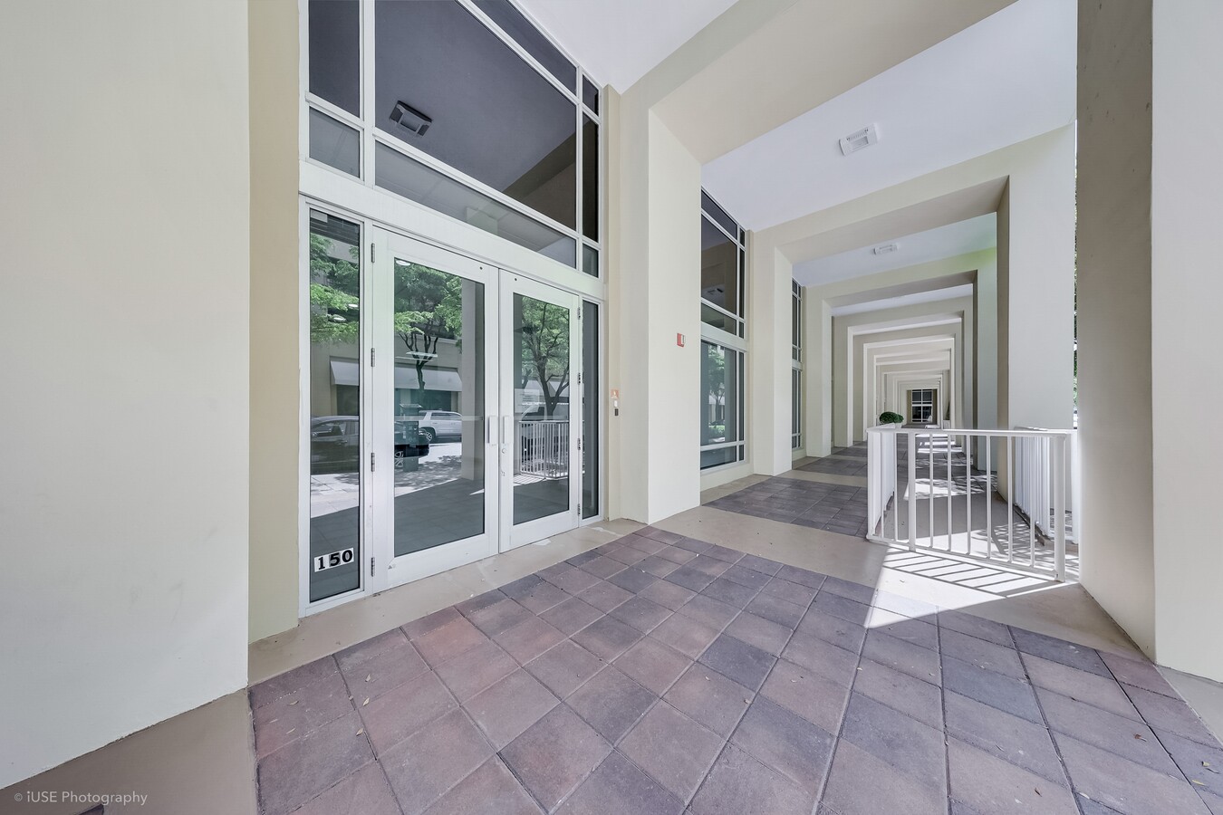 135 San Lorenzo Ave, Coral Gables, FL 33146 - Lot 150 - - Hall d’entrée - Image 1 of 14