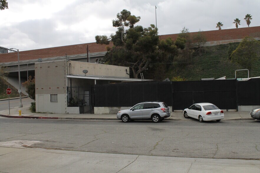 661 N Pacific Ave, San Pedro, CA à vendre - Photo de l’immeuble – Image 2 sur 24
