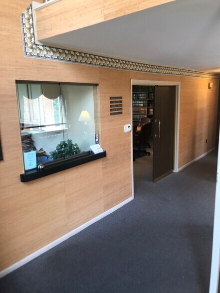 5856 Glenway Ave, Cincinnati, OH à louer - Hall d’entrée – Image 2 sur 4