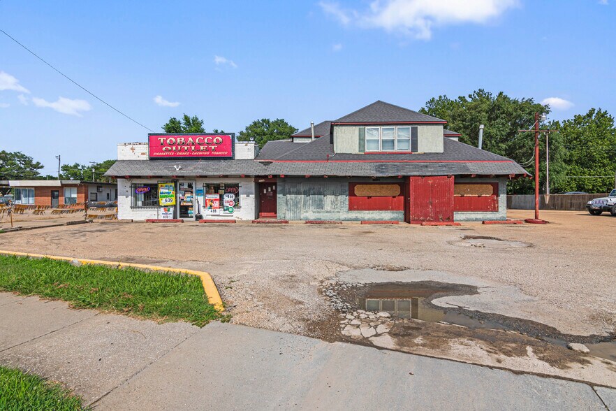 1834 NW Topeka Blvd, Topeka, KS à vendre - Photo principale – Image 1 sur 39