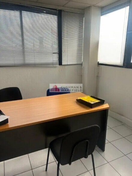 Bureau dans Nîmes à louer - Photo de l’immeuble – Image 2 sur 3