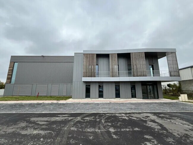 Plus de détails pour Local d’activités à vendre