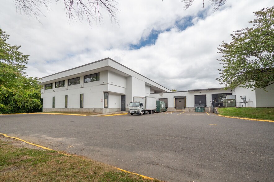 16 Stony Hill Rd, Bethel, CT à louer - Photo de l’immeuble – Image 2 sur 14