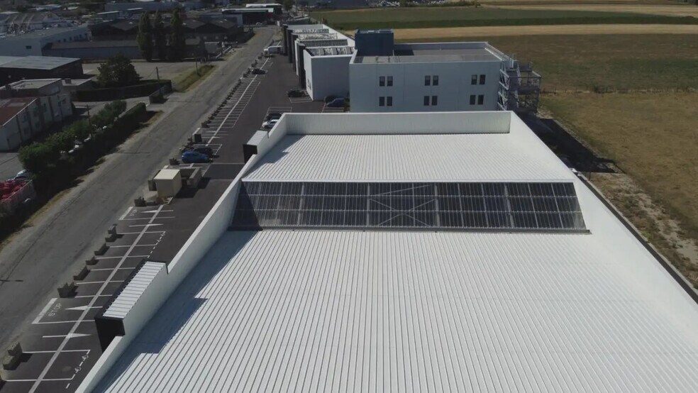 Local d'activités dans  à vendre - Photo de l’immeuble – Image 2 sur 6