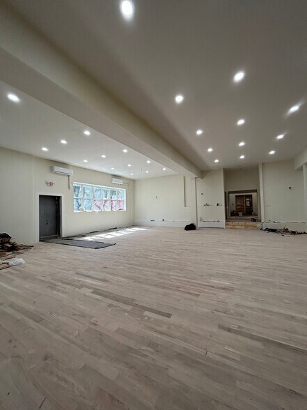 2261 Bragg St, Brooklyn, NY à vendre - Photo intérieure – Image 2 sur 8